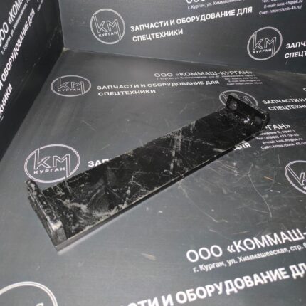 Скребок на ЭД-405А, ЭД-405В1 под цепь ПР-50.8 с удлиненными валиками. Размеры скребка: 360х80х10 мм.