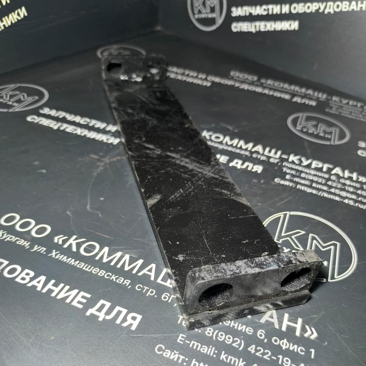 Скребок на ЭД-405А, ЭД-405В1 под цепь ПР-50.8 с удлиненными валиками. Размеры скребка: 360х80х10 мм.